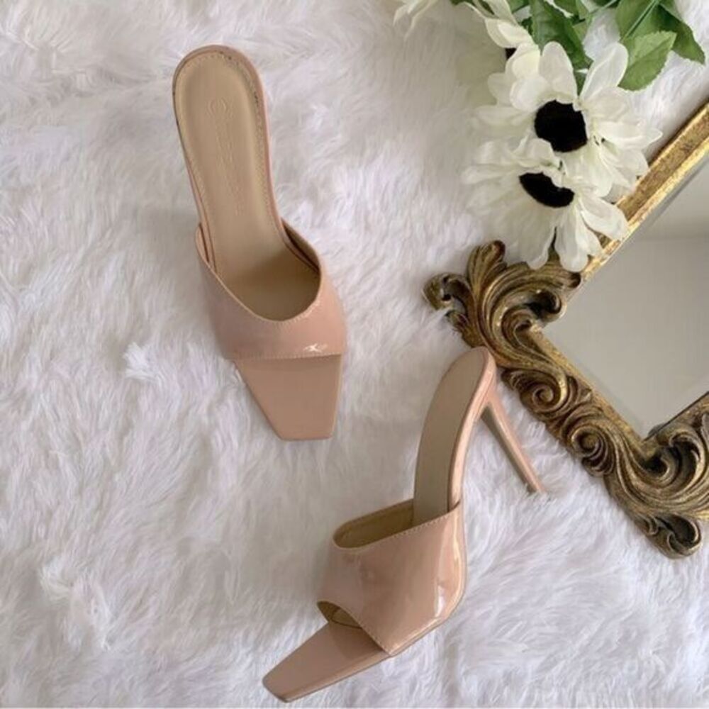 TAN PATENT LEATHER MULES